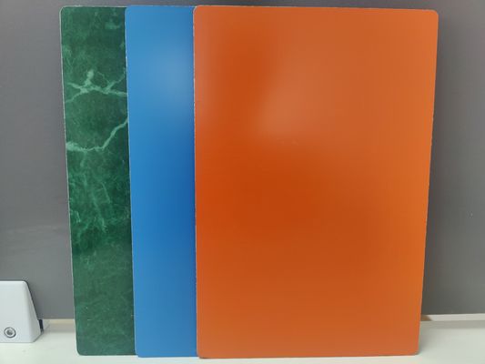 Isolation thermique Les feuilles ACP revêtues de PVDF pour les panneaux muraux des hôpitaux 5,0 mm d'épaisseur Surface brossée