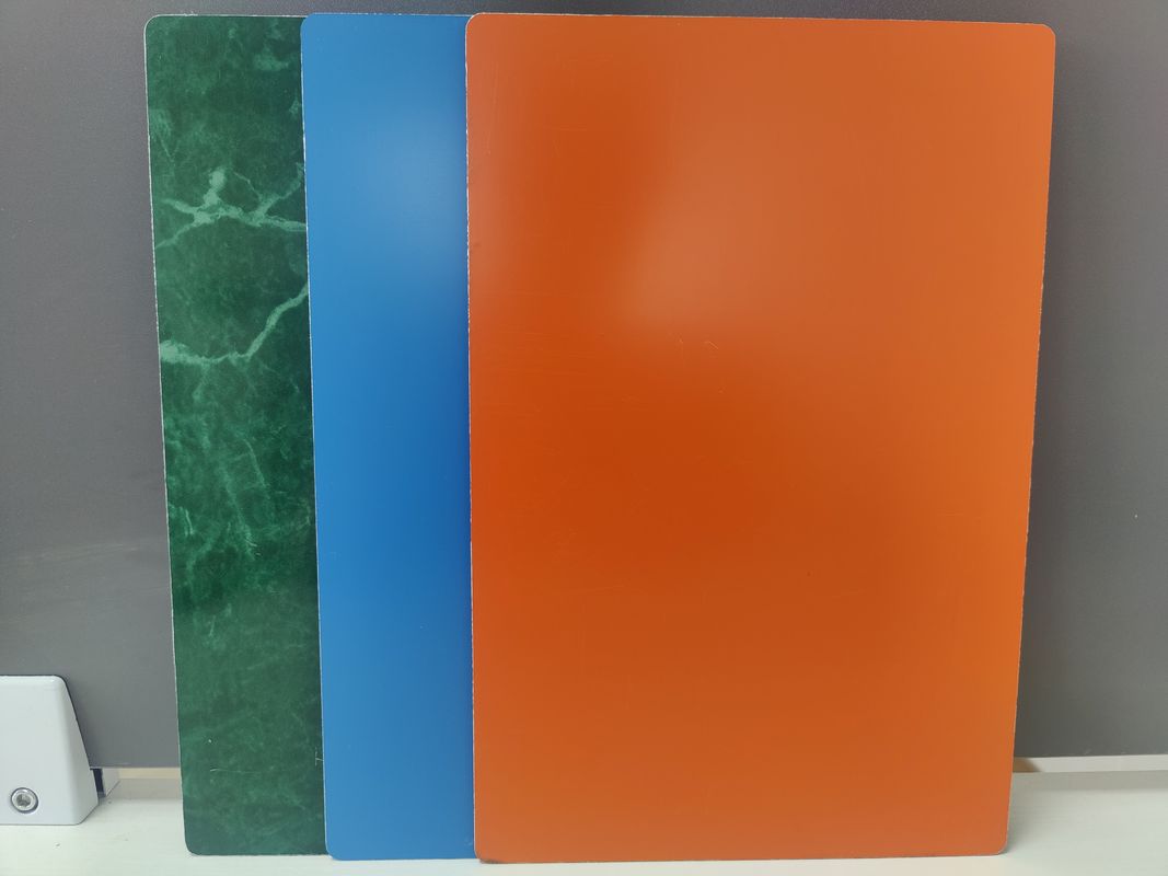 Isolation thermique Les feuilles ACP revêtues de PVDF pour les panneaux muraux des hôpitaux 5,0 mm d'épaisseur Surface brossée